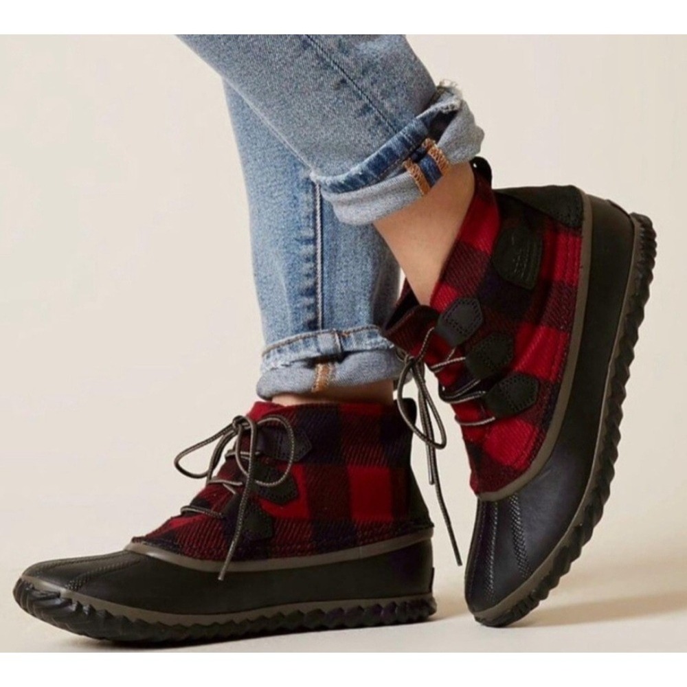 Sorel Out N About Duck Boots Buffalo Plaid Size 7 Black Red